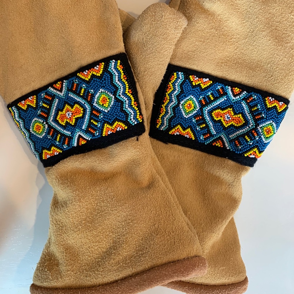 Astis mid-cuff mittens